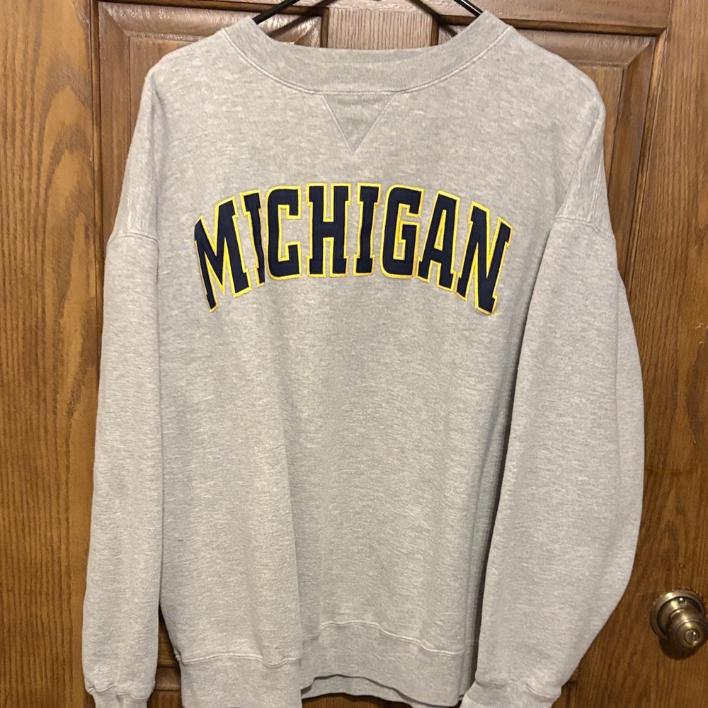 Men’s Michigan sweatshirt, size XL. Embroiled.